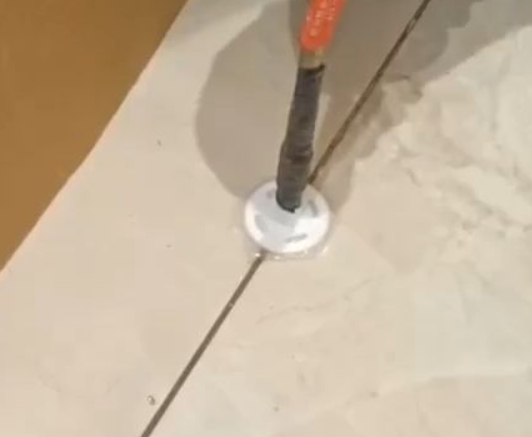 尼木瓷砖空鼓维修公司专业解答瓷砖在铺贴过程中，如果没有涂抹均匀到位的粘结材料（如水泥砂浆或瓷砖胶），可能会导致以下问题